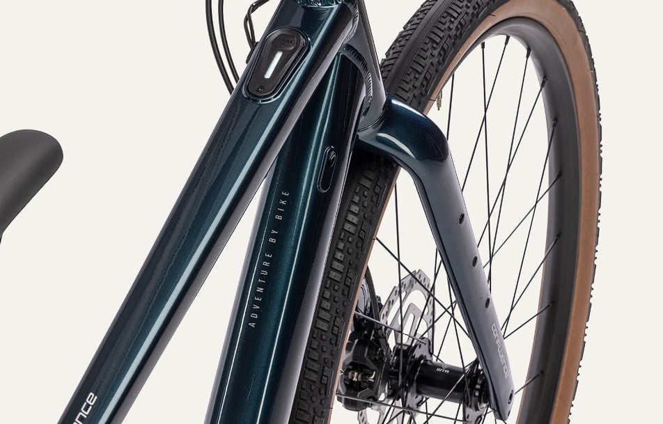 Rower elektryczny bez kabli na wierzchu i wystających akumulatorów. Salsa Confluence zachwyca estetyką