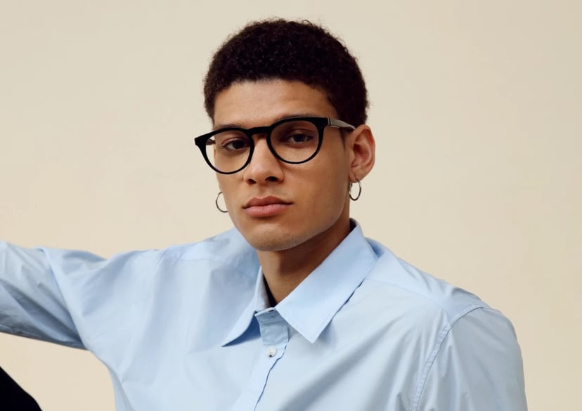 Koniec z ciągłym zdejmowaniem okularów do czytania. Fińska firma stworzyła okulary, które same dostosowują ostrość