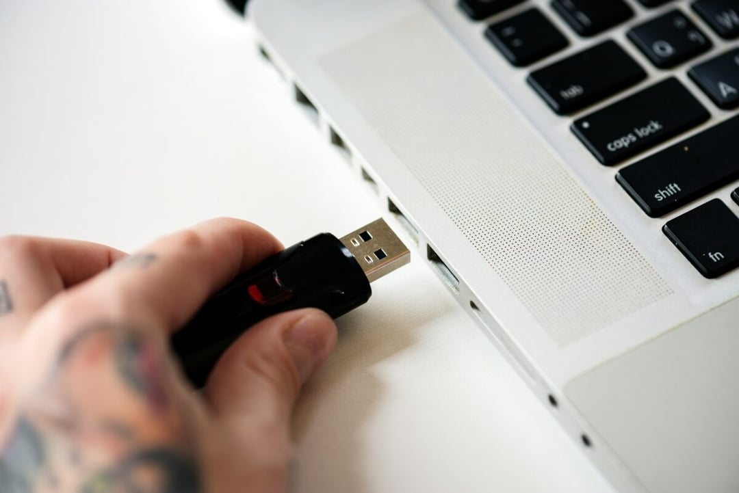 Chmura, dysk zewnętrzny czy pendrive? Strategia przechowywania danych, która przetrwa lata i awarie