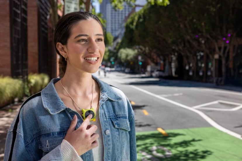 Looki L1 to miniaturowa rewolucja w świecie noszonych urządzeń AI. Czy tak będzie wyglądać przyszłość nagrywania vlogów?