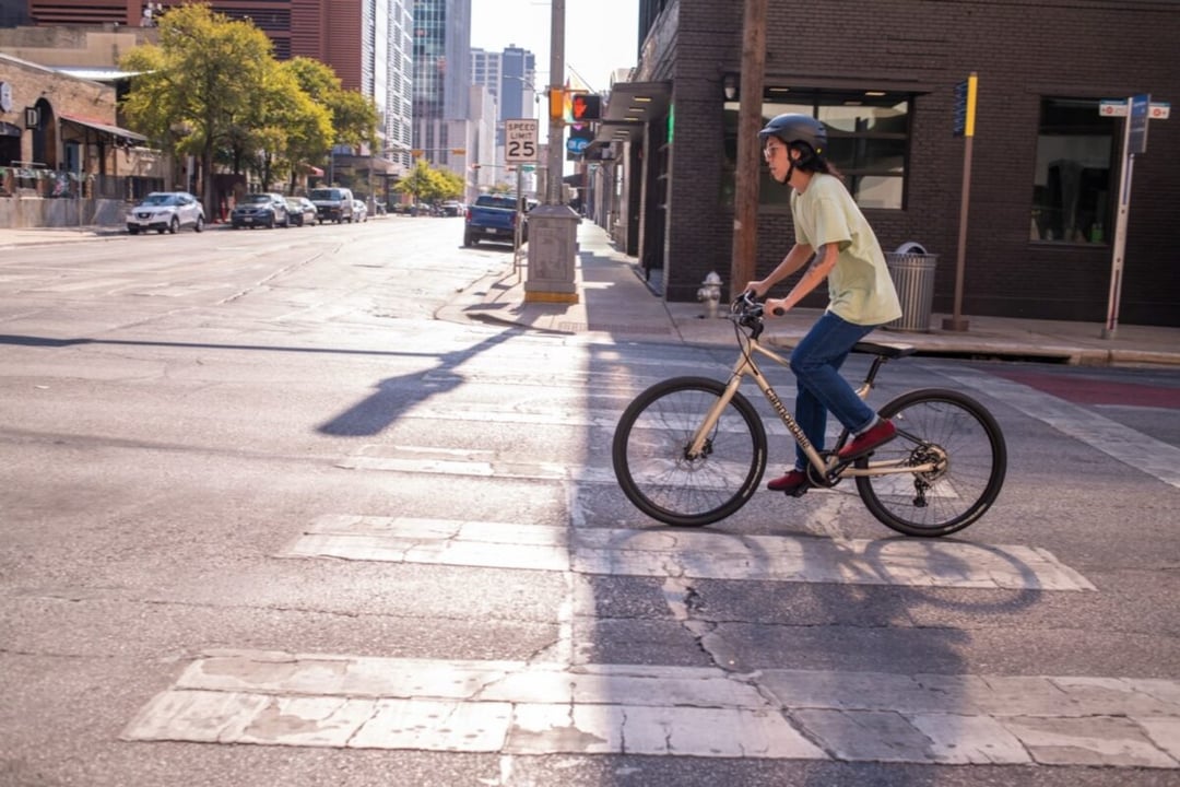 Przez rowerzystów samochód nie pozwoli Ci otworzyć drzwi, ale docenisz to bardziej niż myślisz