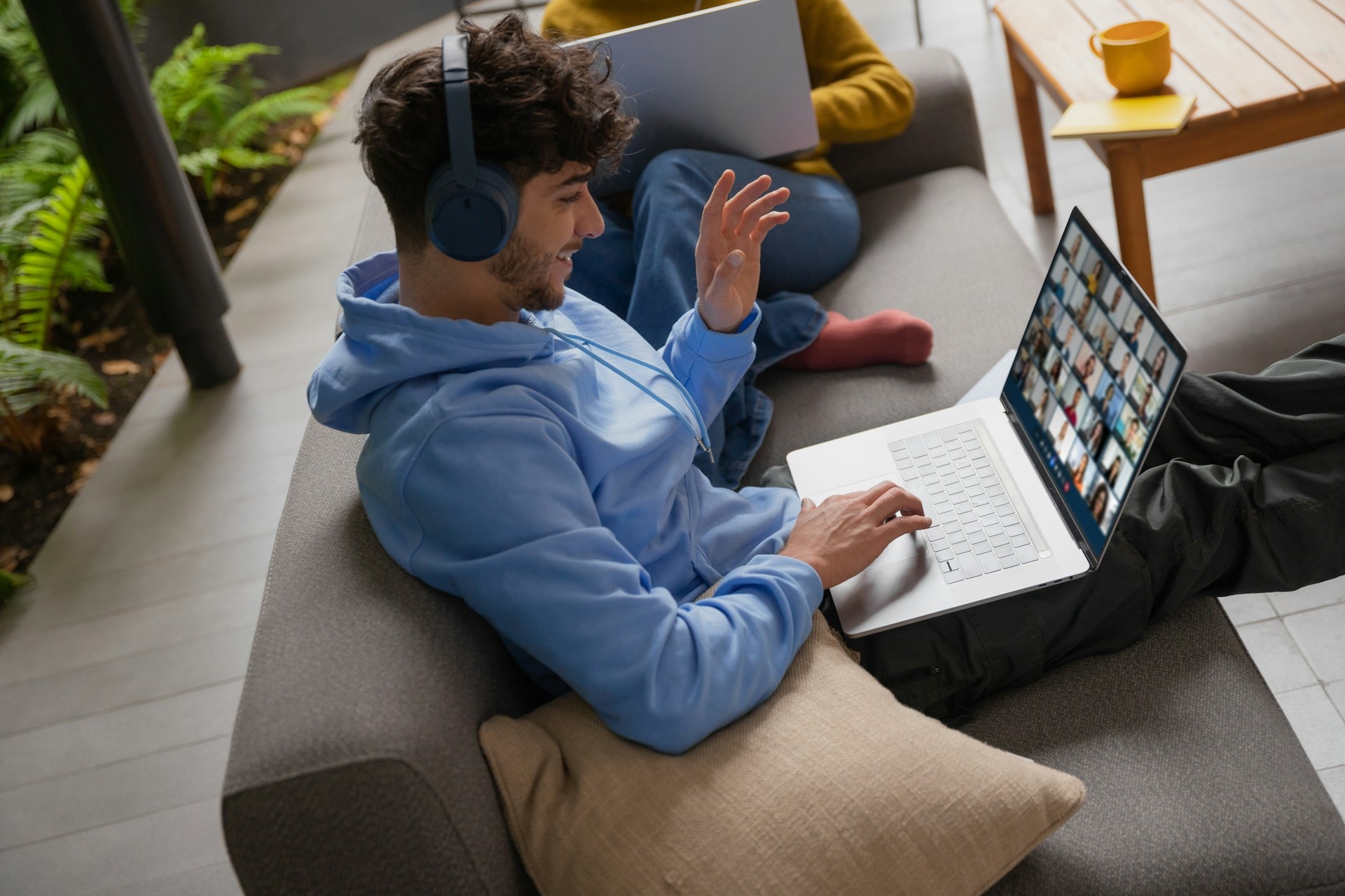 Jakie słuchawki nauszne do pracy zdalnej? Modele z mikrofonem i ANC w różnym budżecie