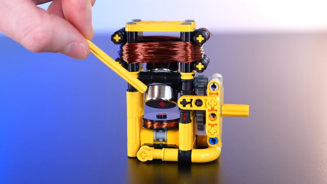 Kilka klocków, drut, magnesy i tranzystor. Tyle wystarczyło, by zrobić działający silnik z LEGO