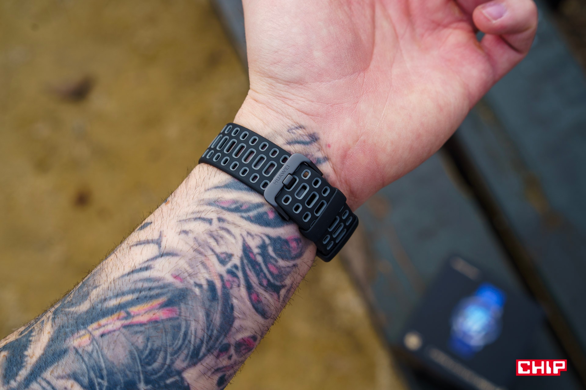 Smartwatch na nadgarstku – zdjęcie poglądowe