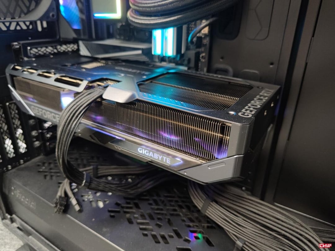 Resident Evil Requiem świetnie pokazuje możliwości DLSS. A gra z path tracingiem na GIGABYTE GeForce RTX 5080 Gaming OC to czysta przyjemność