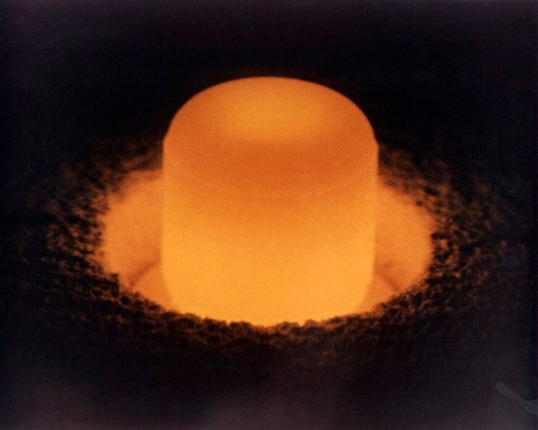 Materiał od bomb i reaktorów pokazał kwantową sztuczkę. Takie odkrycia zmieniają sposób myślenia o atomie
