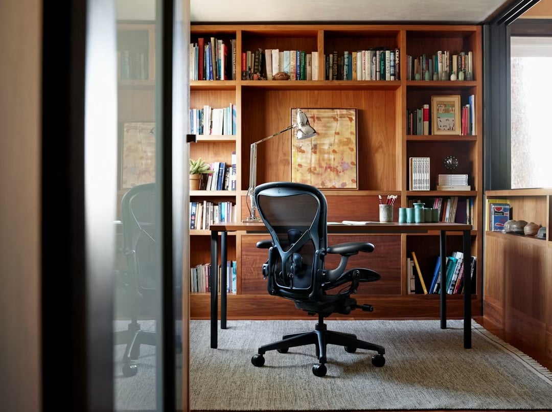 Herman Miller Aeron wreszcie ma kolory. Ikona biur po 30 latach wychodzi z korporacyjnego dress code’u