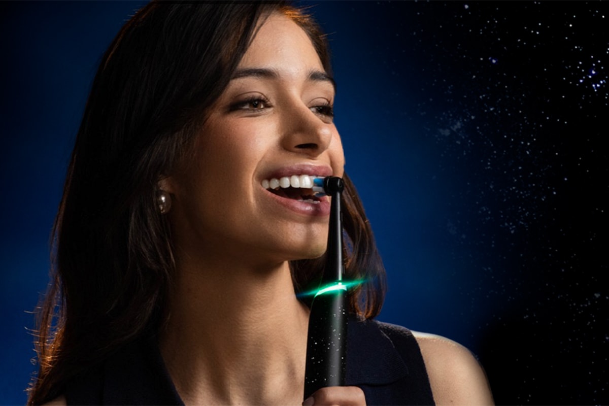 Kobieta myjąca zęby szczoteczką Oral-B iO - tytułowa