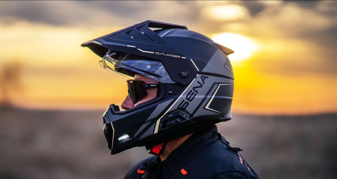 Motocyklowy kask jak centrum dowodzenia. Outlander to marzenie gadżeciarza i koszmar purysty