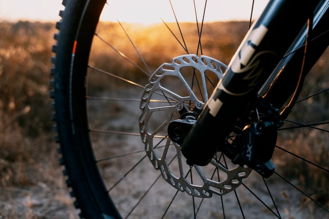 2,2 mm metalu przeciwko ciężkim e-MTB. Shimano wreszcie odpowiedziało na rowerową przesadę