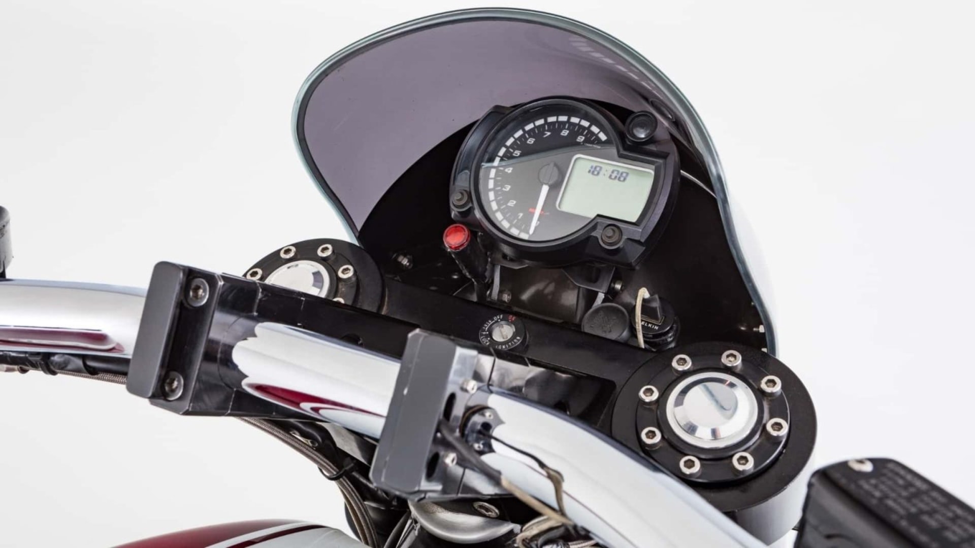 Ma 8 litrów pojemności i ponad 500 KM. Najbardziej absurdalny motocykl świata pod młotkiem