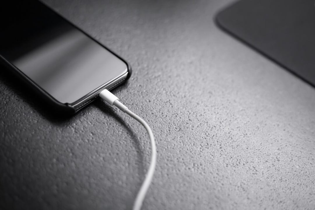 To w końcu można ładować telefon przez noc, czy jest to niedobre dla smartfona?