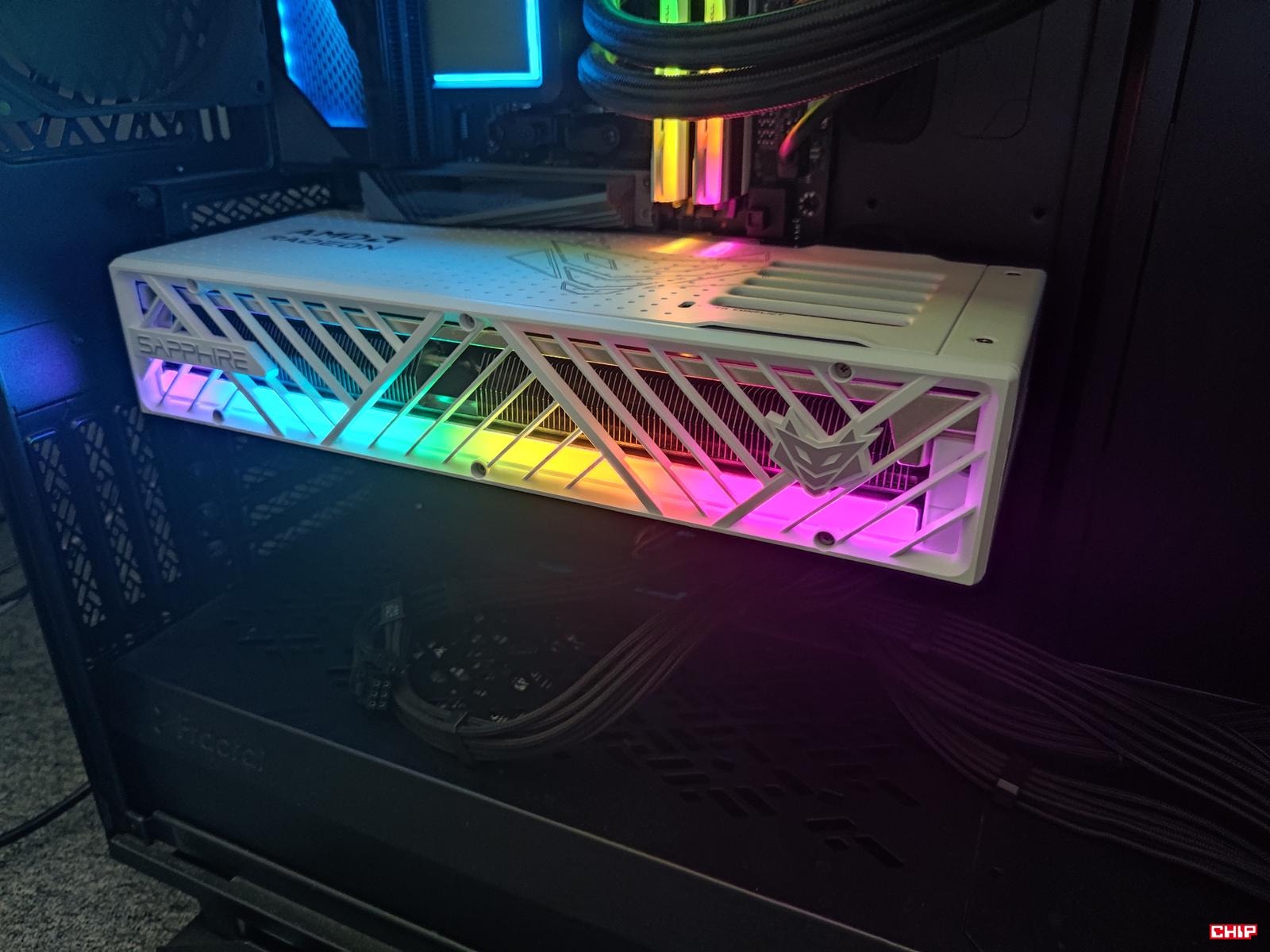 Test Sapphire Radeon RX 9070 XT Nitro+ OC PhantomLink Polar Edition. Tę kartę graficzną zasilicie na dwa sposoby
