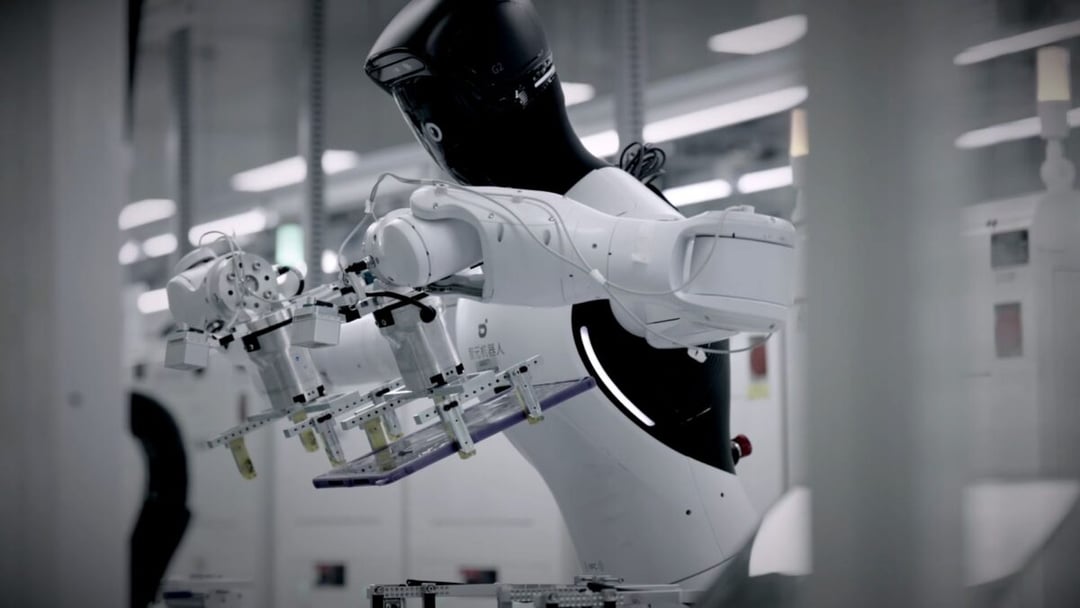 Roboty humanoidalne zmieniają przemysł. AGIBOT G2 udowadnia skuteczność w prawdziwej fabryce!