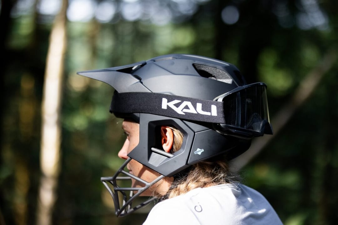 Tytanowy kask full-face na rower. Rowerzyści niczym hokeiści