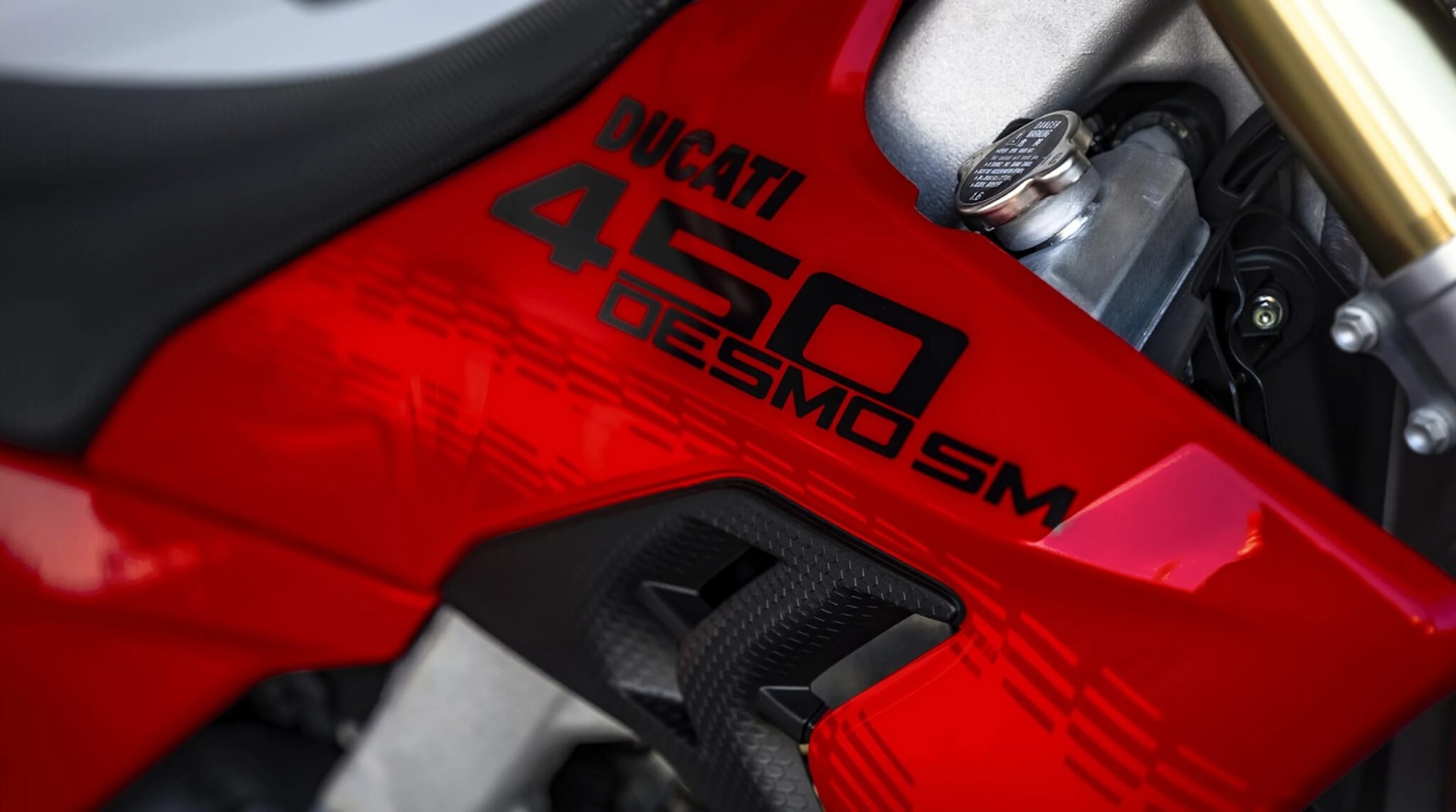 Pierwszy wyścigowy supermotard Ducati. Desmo450 SM ma jeden cylinder, ponad 60 koni i absurdalne obroty
