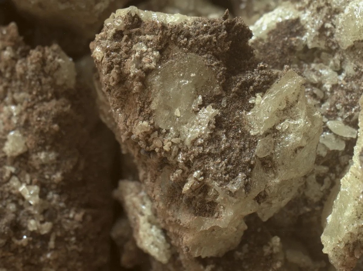 Łazik Curiosity uwiecznił marsjańskie kryształy. Zbliżył się do nich jak nigdy wcześniej