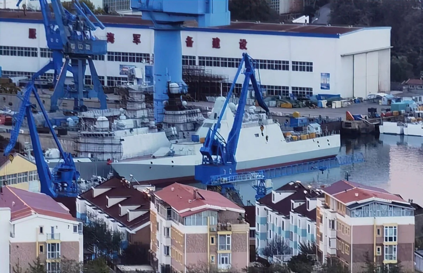 Chiński okręt stealth zmienia uzbrojenie jak laboratorium na wodzie