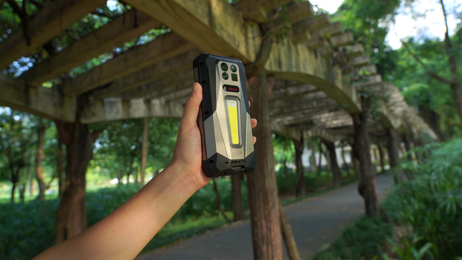 715 gramów technologicznego szaleństwa. Nie wiem, czy Tank 5 Pro to smartfon, czy coś “więcej”