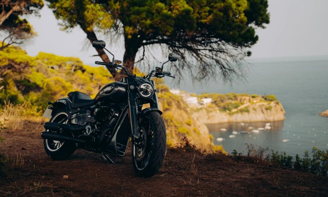 Hiszpanie wzięli ciekawy motocykl i usunęli jedną z największych barier dla początkujących