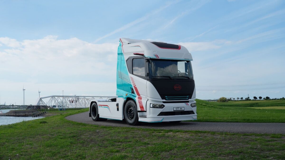 Megawatowe ładowanie w 20 minut. BYD prezentuje elektryczny ciągnik siodłowy