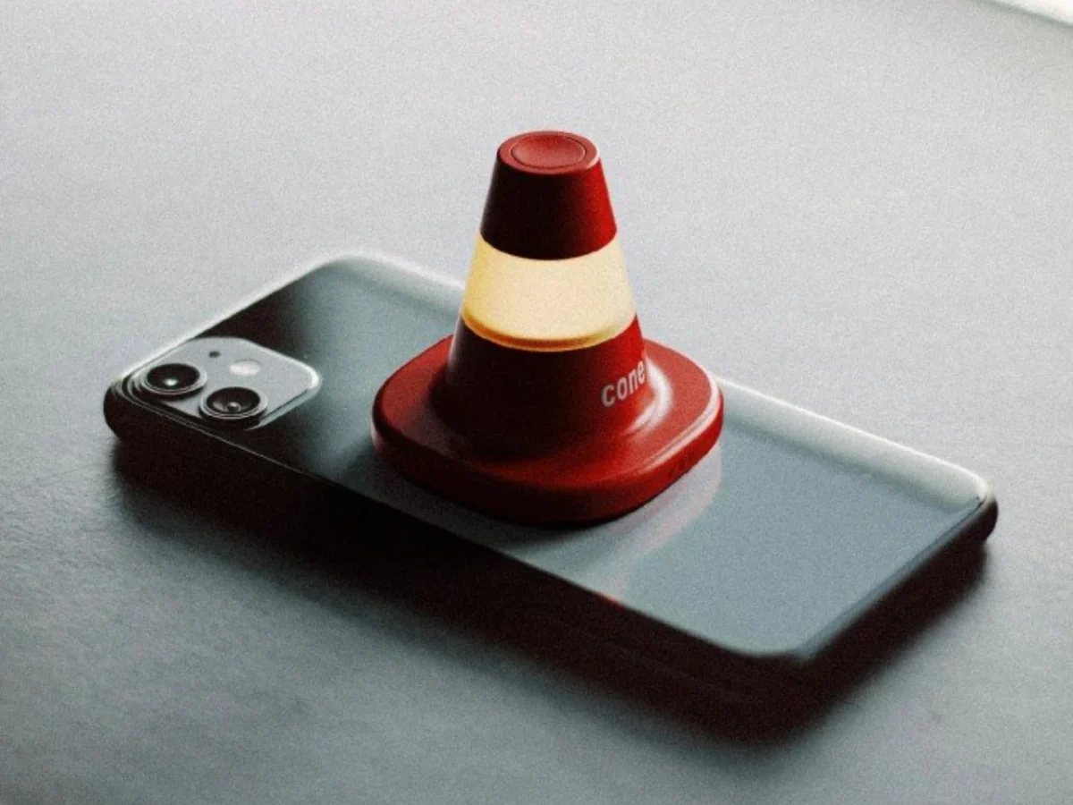 Drogowy pachołek Cone na twoim biurku. Ma odciągnąć cię od smartfonu