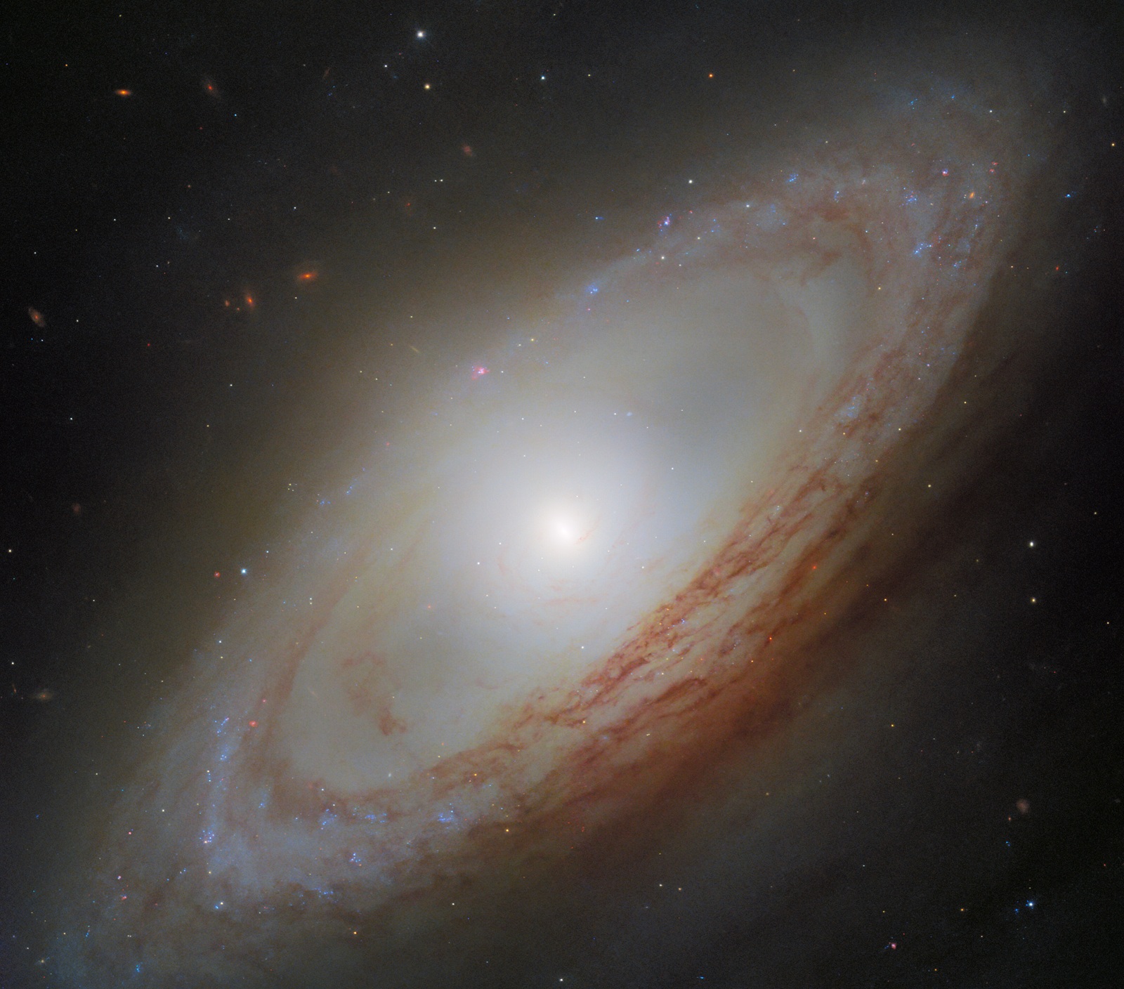 NGC 4698 łamie kosmiczny porządek. Hubble uchwycił niezwykłą galaktykę