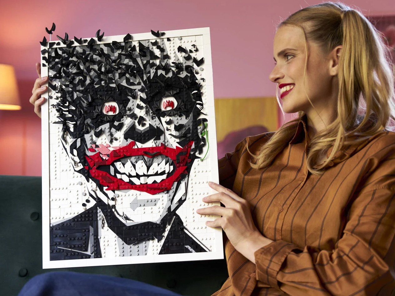 LEGO idzie w obłęd. Kultowa, psychotyczna okładka z Jokerem trafia na ściany jako trójwymiarowy obraz